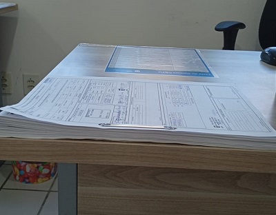 Processo de pagamento (PROPAG) de serviço contínuo, com grande volume de documentos impressos empilhados sobre uma mesa. Processo de pagamento (PROPAG) de serviço contínuo, com grande volume de documentos impressos empilhados sobre uma mesa.